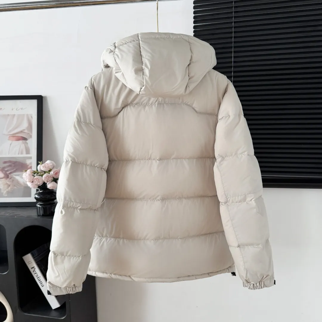 Polo Ralph Lauren 2025 pony embroidered glossy half-turtle collar down jacket, neatly cut to create a smart posture, return to the hustle and bustle of the city. Filled with white duck down, it is warm and comfortable without being bulky, without losing personality and looking low-key! It has a certain sense of hierarchy! Original custom fabric. With a certain sense of color Color: Glossy Black Matte Black Dark Blue White Size: S M L XL XXL
